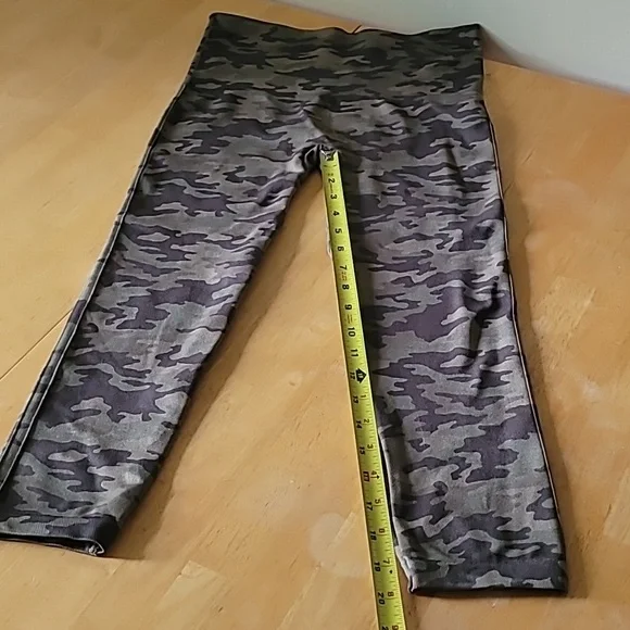 New SPANX Cropped Camo Leggings - Picture 5 of 7